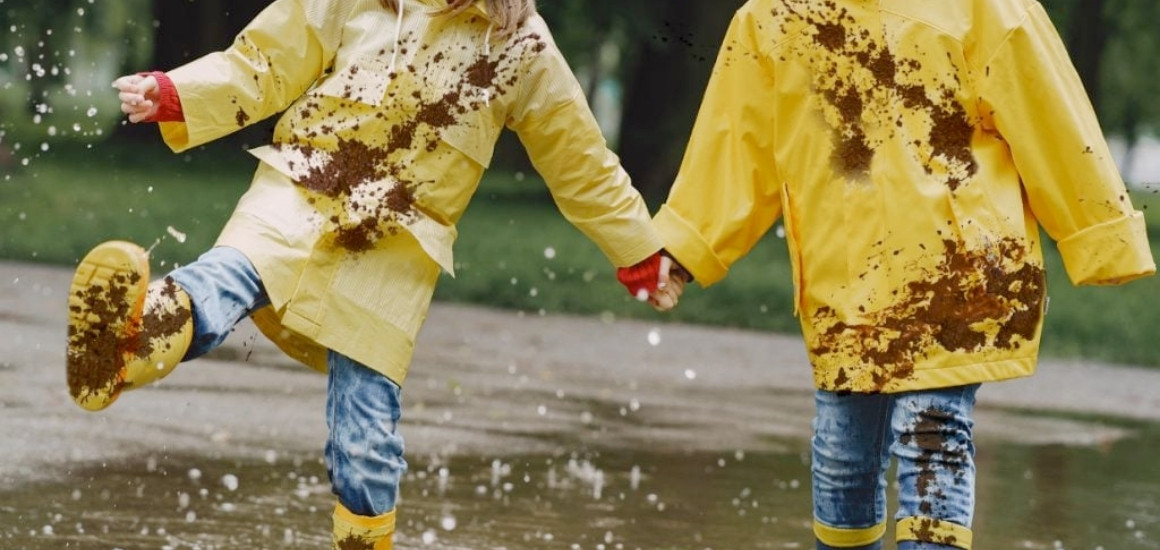 Tẩy bùn đất và vết ố trên áo mưa