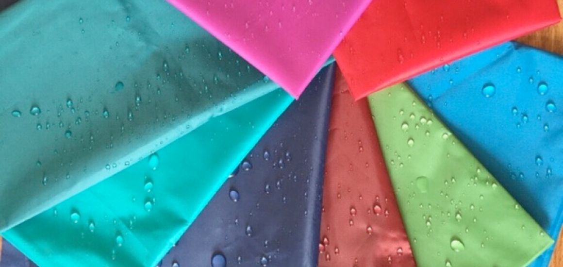 Áo mưa làm từ chất liệu gì?