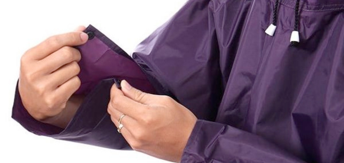 Kiểm tra chất lượng áo mưa trước khi mua