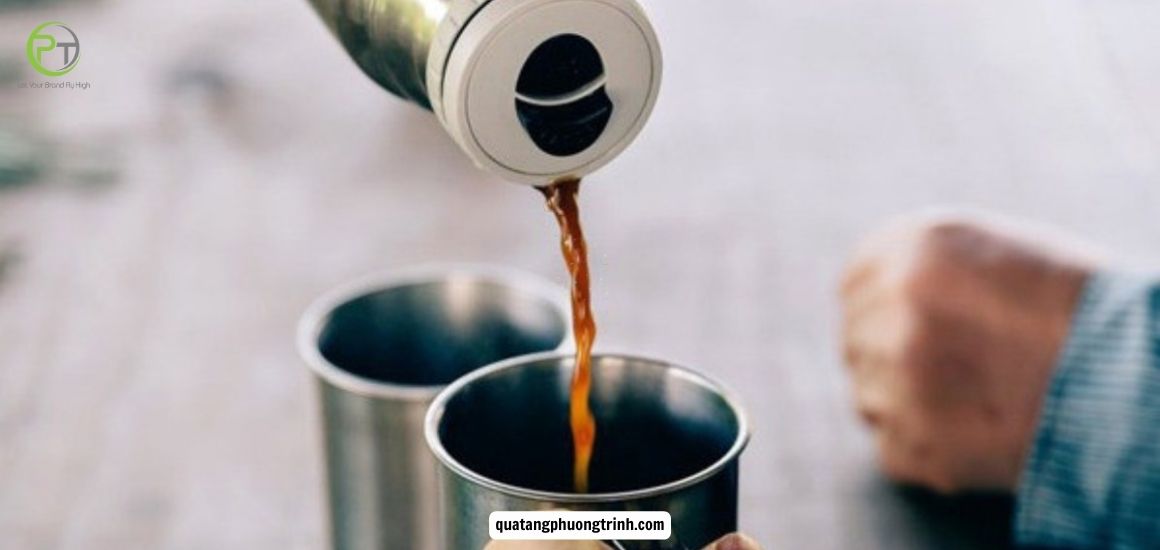 Đồ uống có mùi để lại tinh dầu và cặn bám gây mùi khó chịu