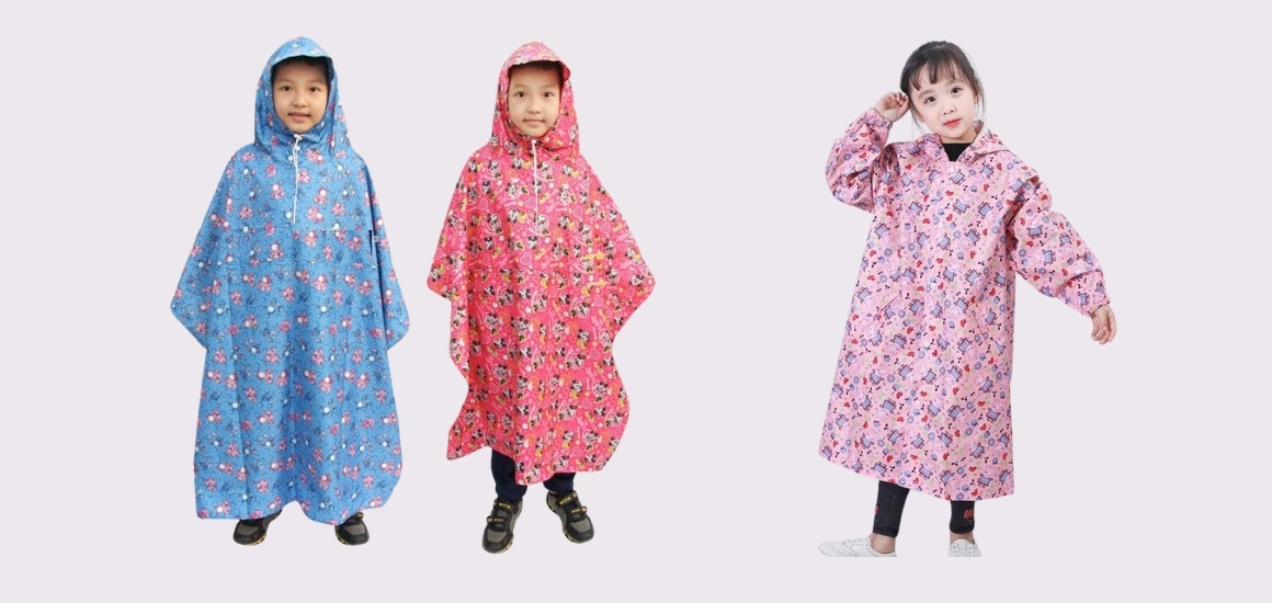 Bé yêu được mặc chiếc áo mưa vừa vặn với cơ thể