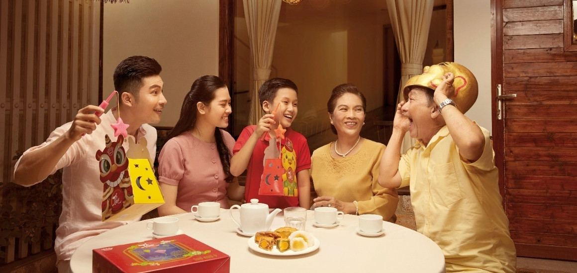 Quà tặng trung thu gia đình quây quần bên nhau