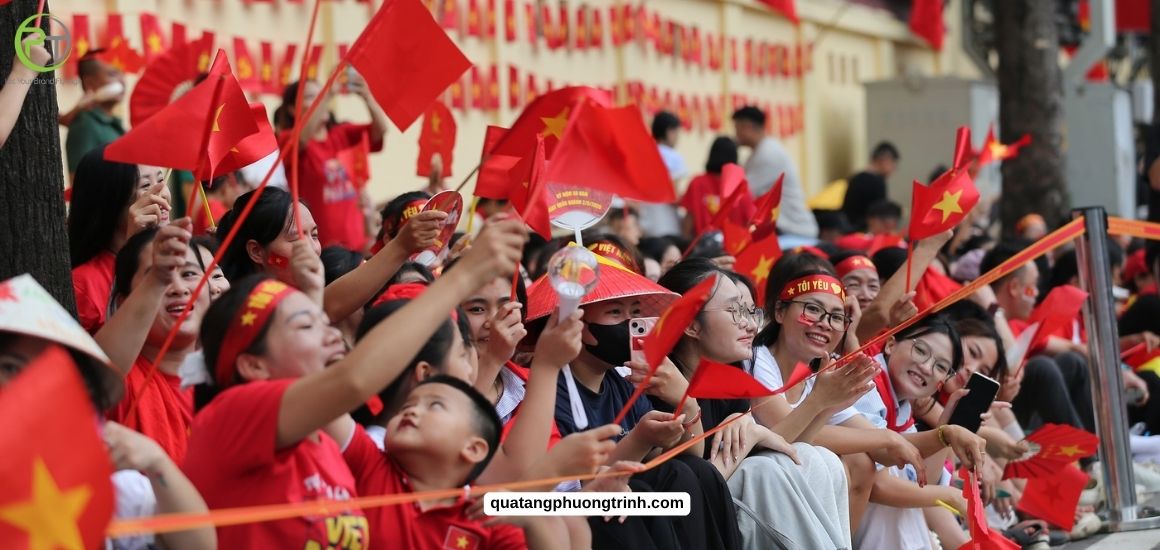 Hình ảnh người dân Việt Nam chào đón đoàn diễu binh trong buổi duyệt binh A50 năm 2025