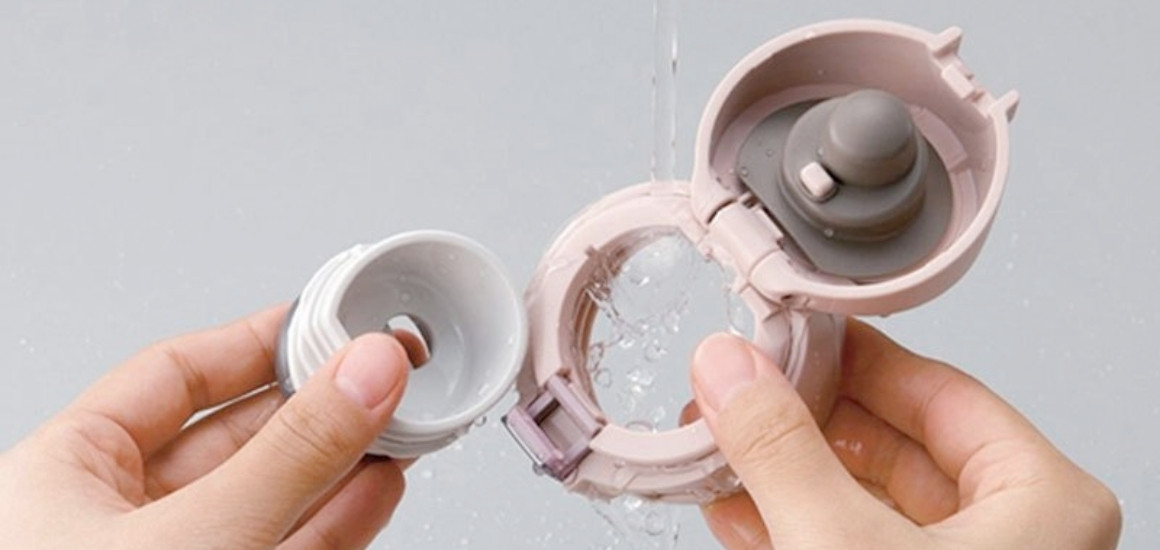 Thường xuyên vệ sinh nắp ly đúng cách