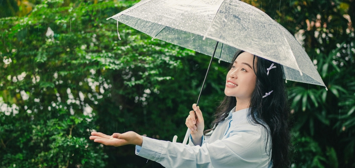 Ô dù trong suốt là phụ kiện thời trang không thể thiếu