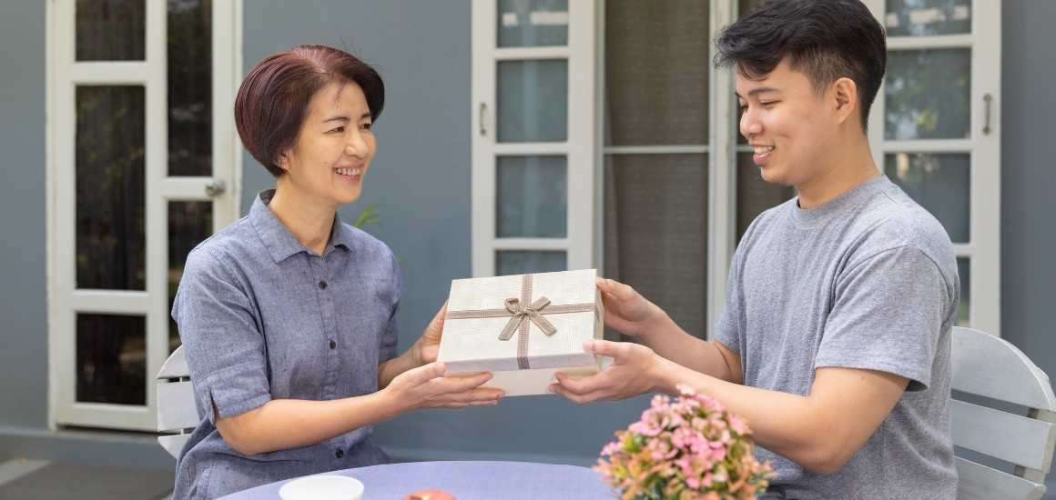 Quà tặng trong chiến lược giữ chân khách hàng - Tạo ấn tượng khó phai.