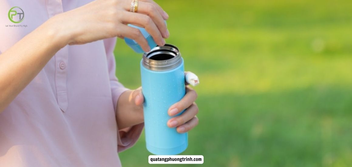 Bình giữ nhiệt bị đổ mồ hôi gây ảnh hưởng đến trải nghiệm sử dụng của người dùng