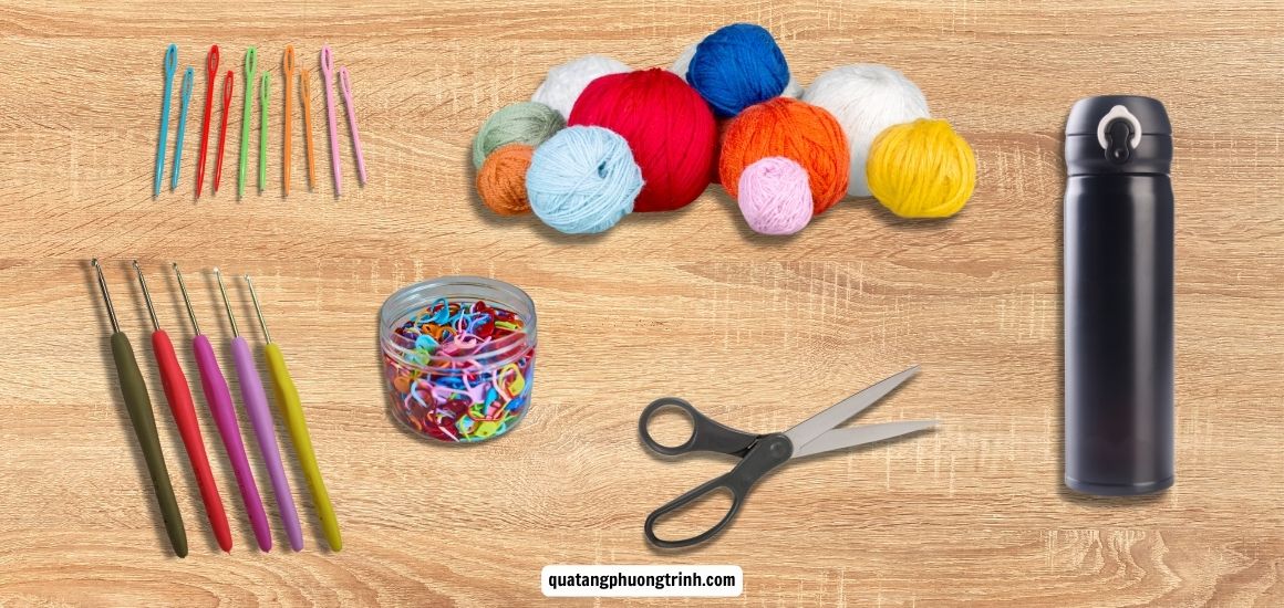 Dụng cụ và nguyên liệu móc túi bình nước giữ nhiệt bằng len