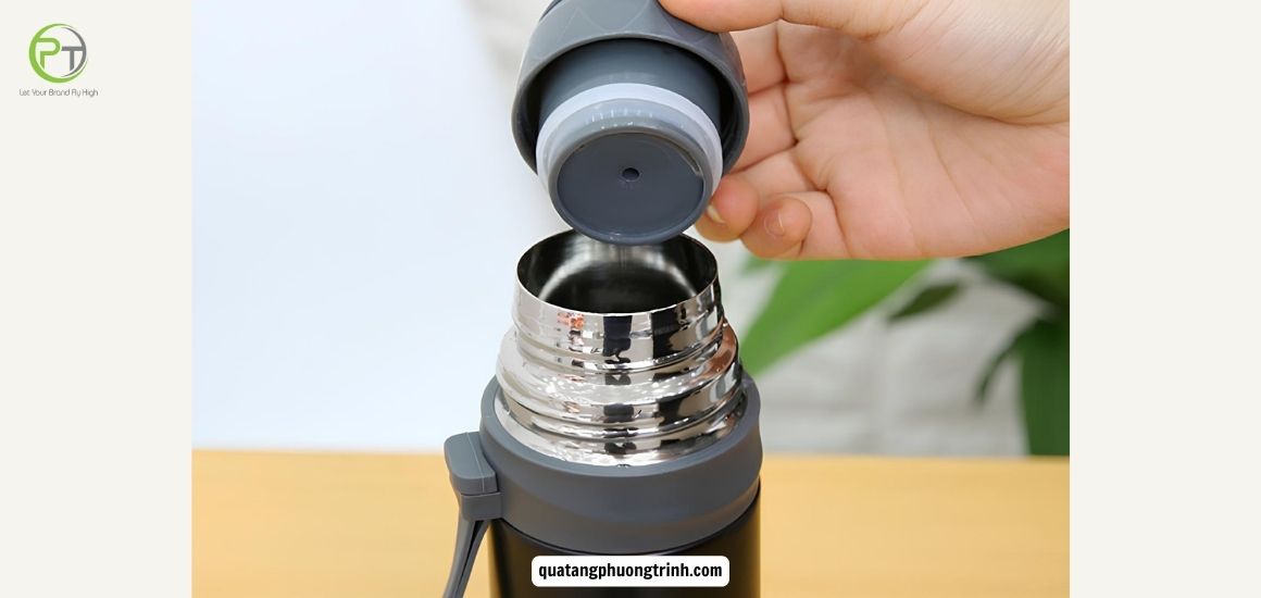 Thiết kế nắp bình giữ nhiệt giúp chống tràn nước trong quá trình sử dụng