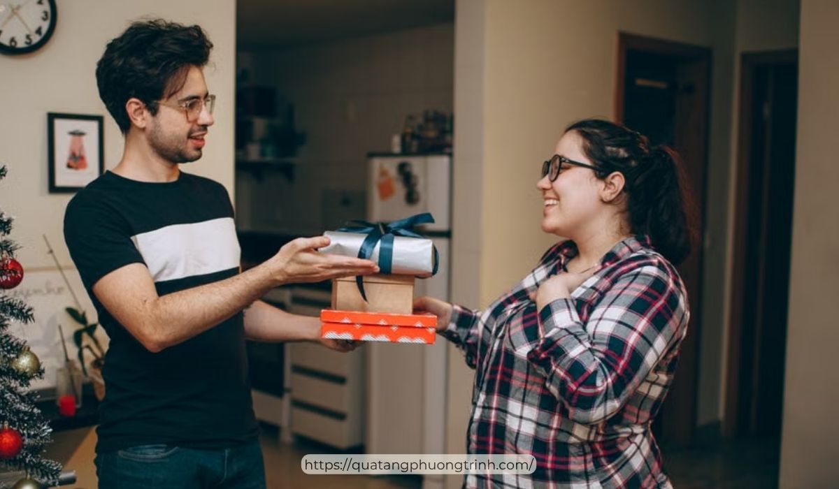 Hầu hết con gái đều thích nhận quà vào ngày 20/10 vì cảm giác được ai đó quan tâm