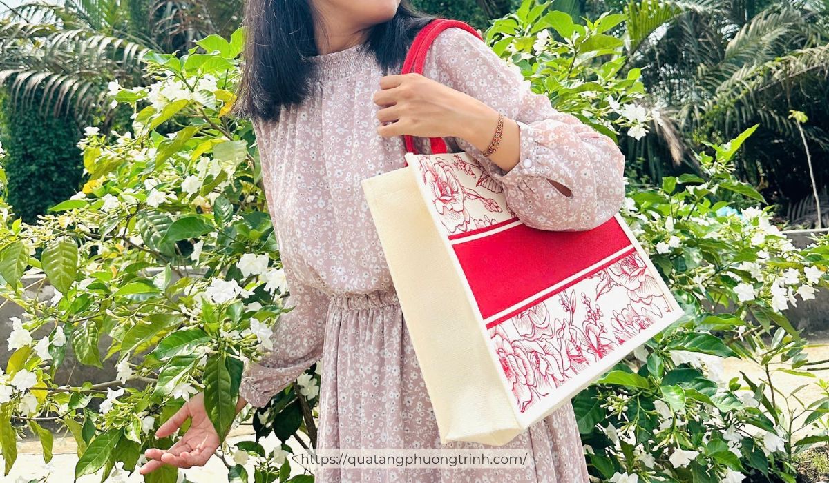 Túi linen hoạ tiết sang chảnh, thời trang phù hợp với nhiều outfit của chị em