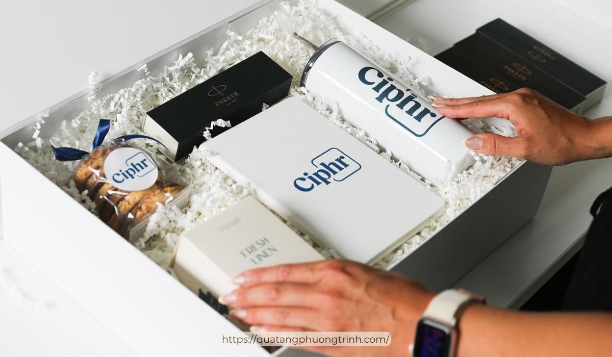 Một giỏ quà tặng khai trương cá nhân hoá được thực hiện bởi Quà tặng Phương Trinh