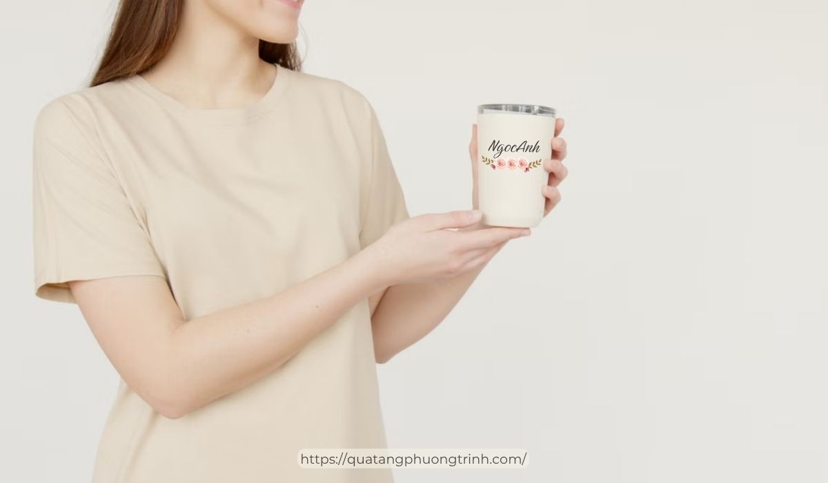 Chiếc bình giữ nhiệt khắc tên bạn gái vừa tiện lợi vừa độc bản 
