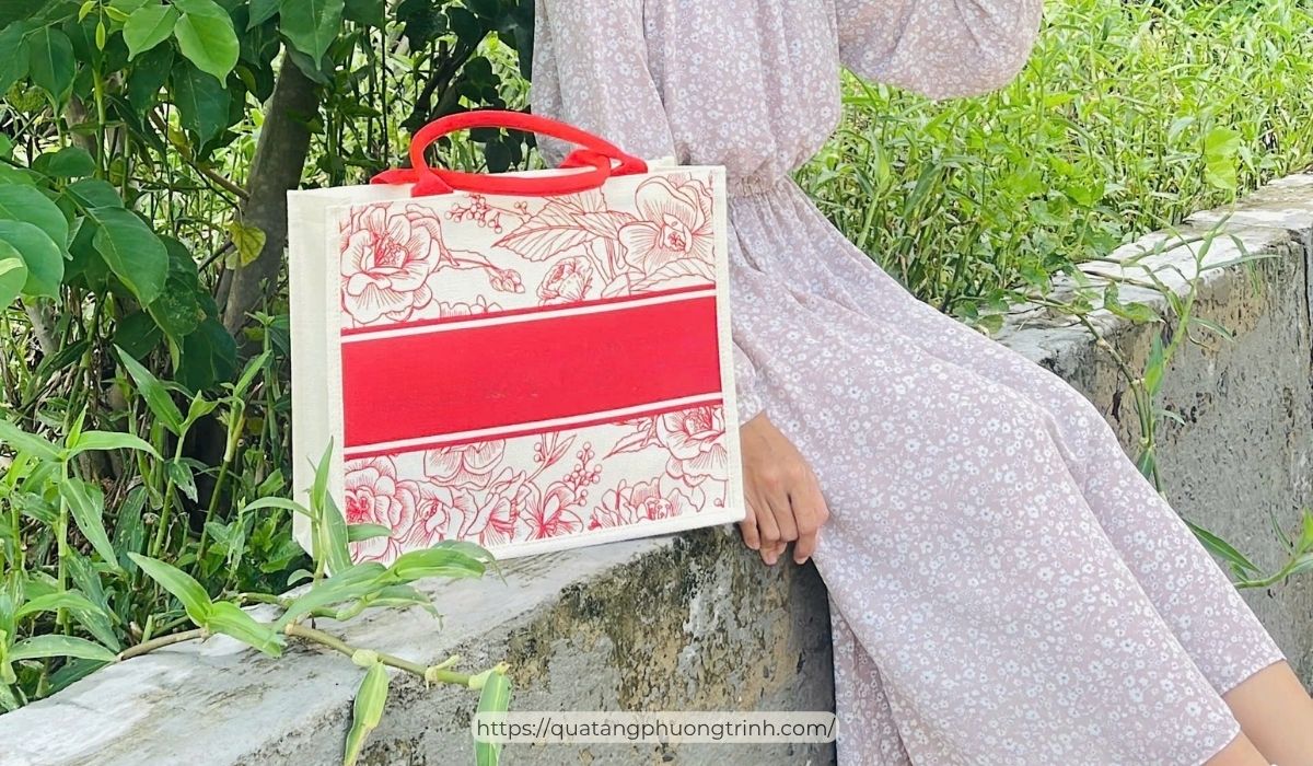 Túi linen tặng em gái nhân ngày 20/10 - vừa tiện ích vừa là cách bạn nói lời yêu thương đến em gái