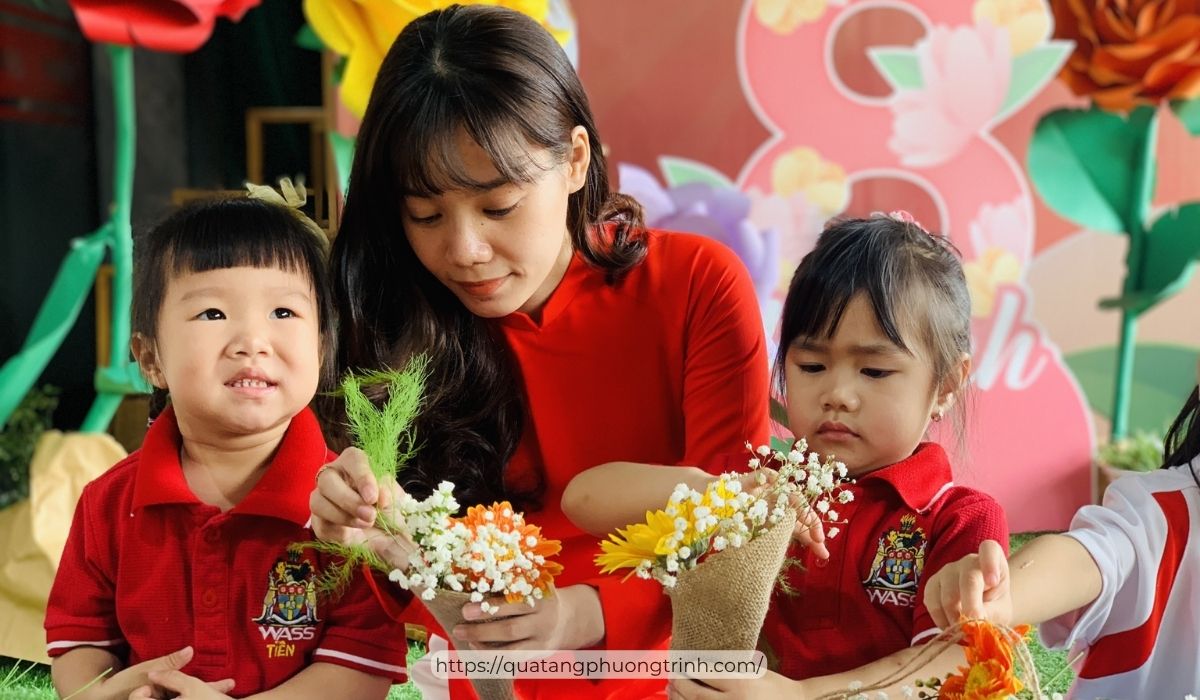 Cô giáo mầm non hạnh phúc nhận sự yêu thương của các em học trò trong ngày 20/10