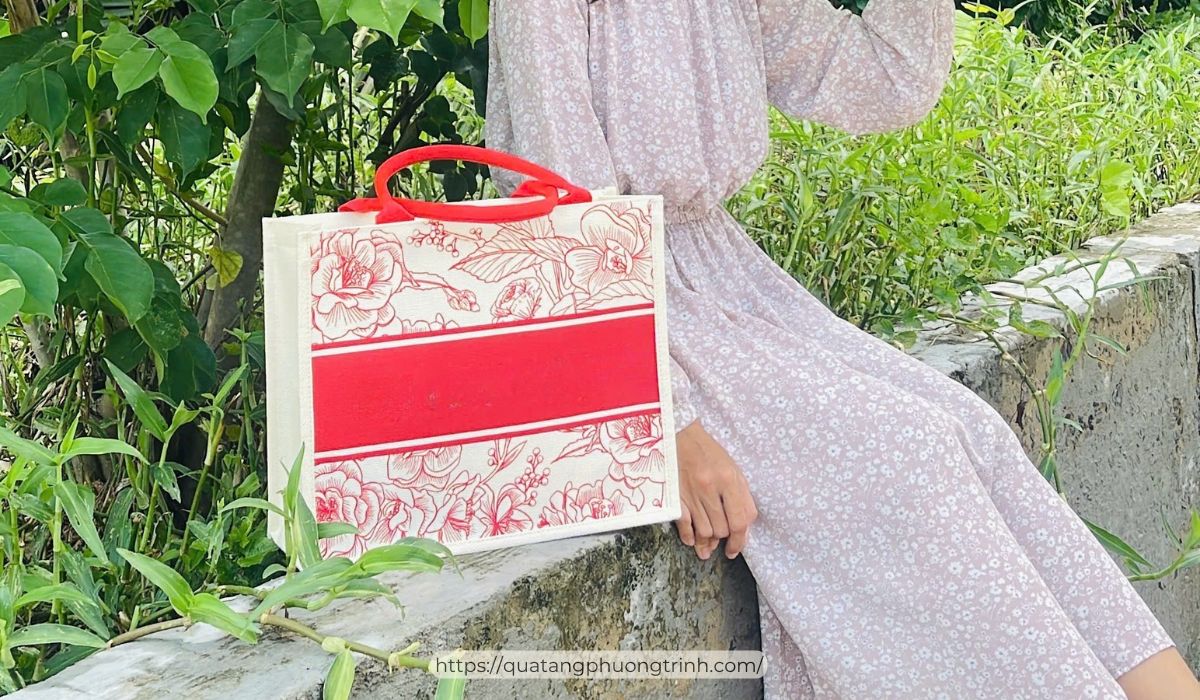 Túi vải linen hoạ tiết tinh tế, thời trang và tiện lợi tại Quà tặng Phương Trinh - dùng làm quà 20/10 cực kỳ ý nghĩa