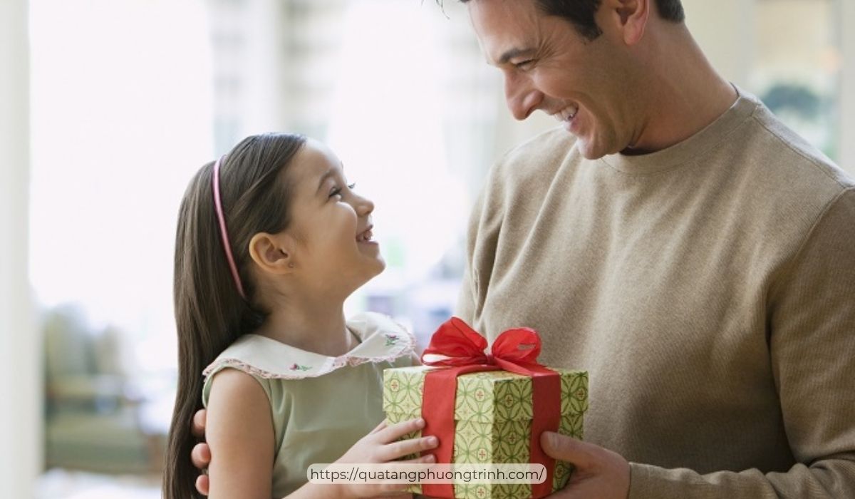 Quà tặng 20/10 cho con gái cũng là cách phụ huynh giáo dục con về lòng tự tôn và nét đẹp văn hóa gia đình
