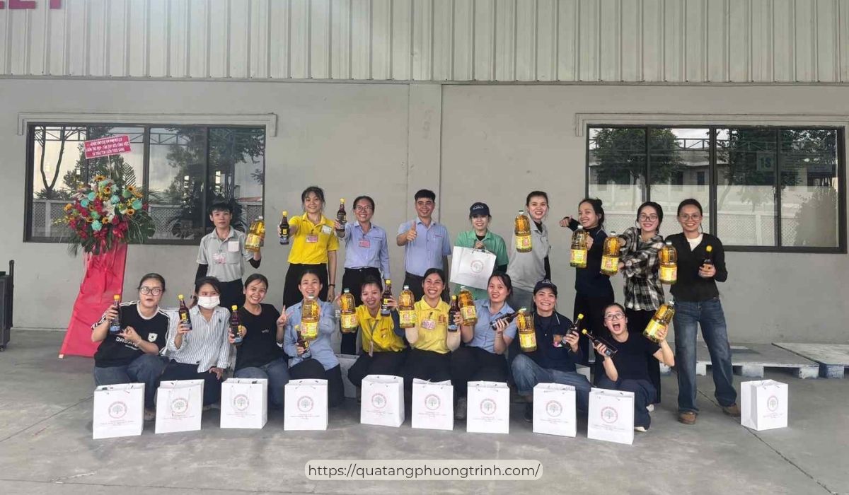 Công đoàn công ty dành tặng đến các công nhân nữ quà tặng và các vật phẩm tiêu dùng thiết yếu trong ngày 20/10