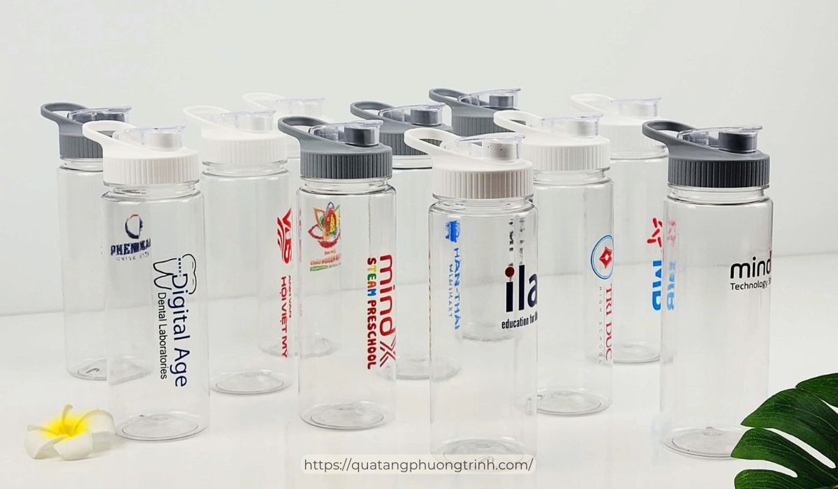 Mẫu bình nước nhựa in logo công ty tiện lợi, chi phí tiết kiệm dành cho nữ công nhân trong ngày 20/10