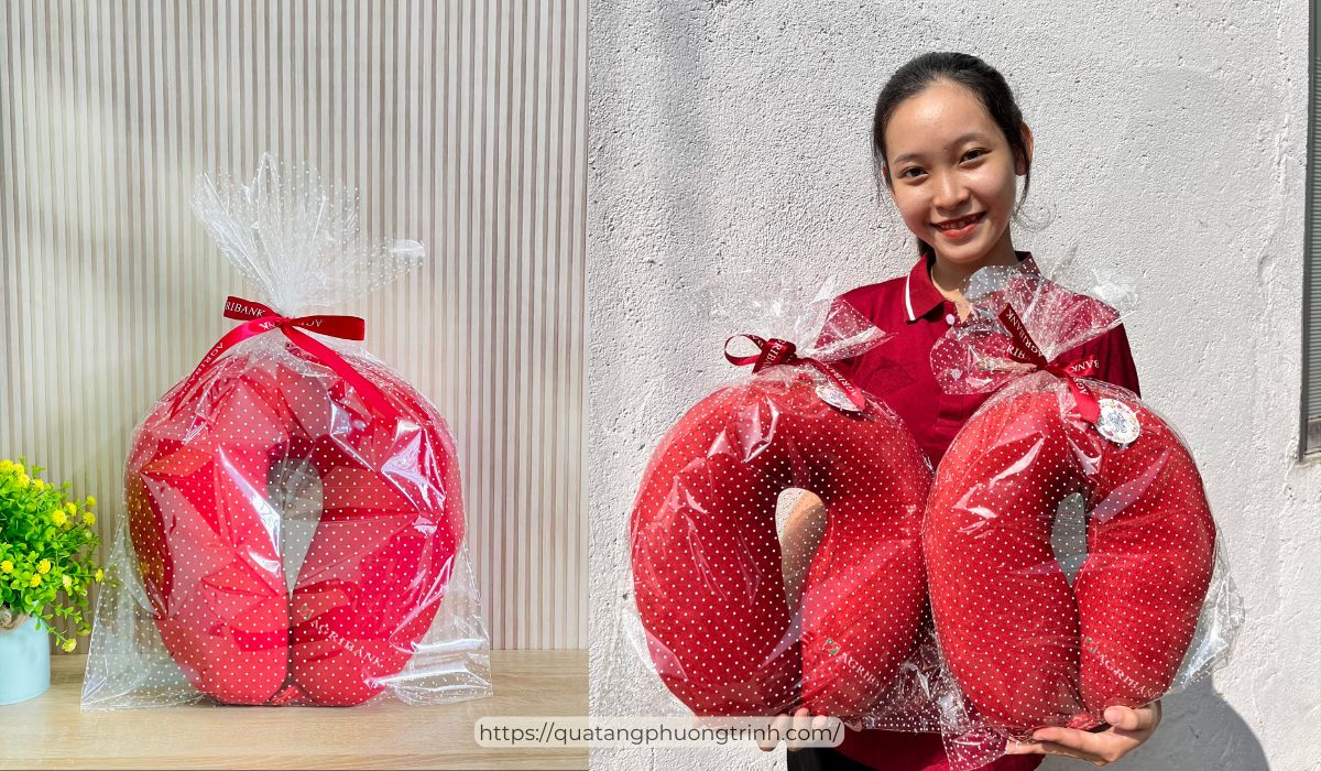 Chọn quà tặng nhân viên 20/10 tinh tế với quà tặng gối cổ chữ U thêu logo chất lượng