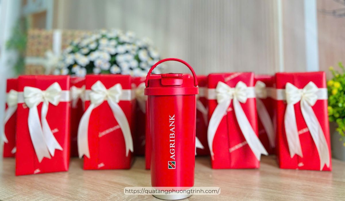 Mẫu quà tặng 20/10 cho đồng nghiệp với quy mô lớn, yếu tố nhận diện thương hiệu và đồng bộ cao