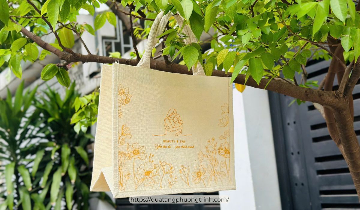 Mẫu túi vải linen họa tiết tinh tế phù hợp làm quà tặng 20/10 dành tặng mẹ học sinh