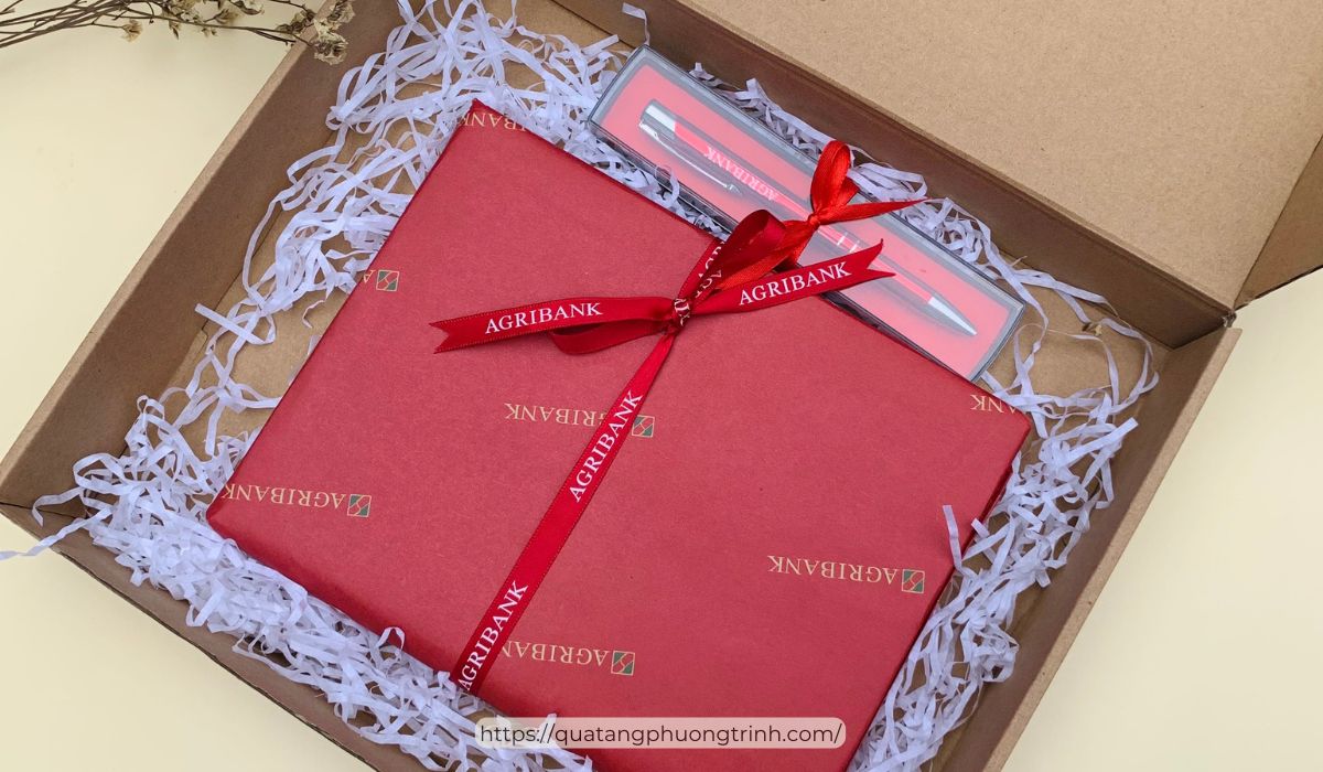 Hộp quà tặng 20/10 cho nhân viên công ty thiết kế theo 3 lớp trải nghiệm tại Quà tặng Phương Trinh