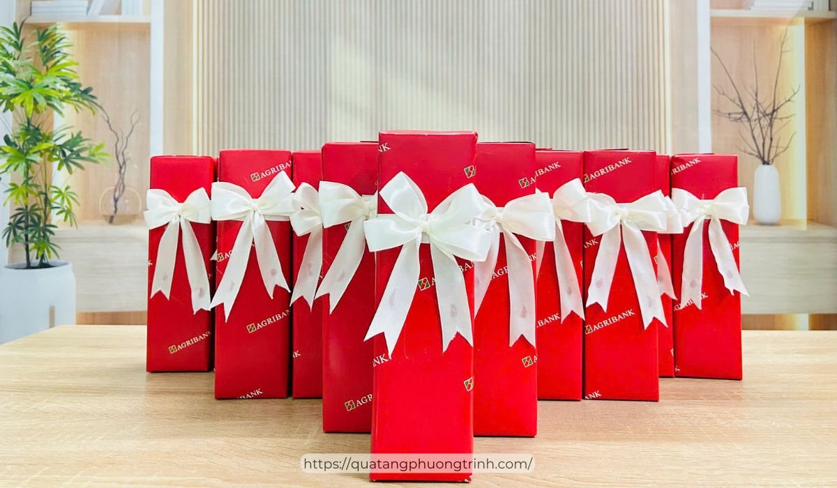 Quà tặng 20/10 công ty thiết kế với logo tinh tế, tạo cảm giác quà tặng hơn là quảng cáo