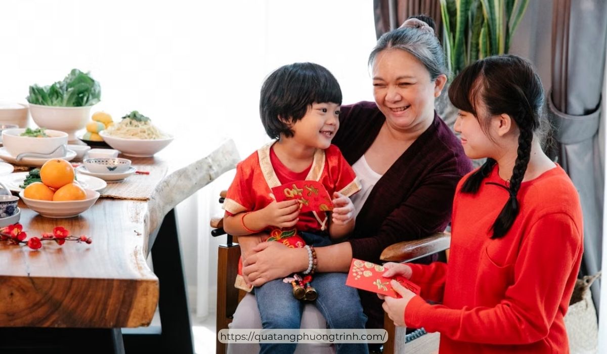Bà Ngoại - người phụ nữ thân thương và quan trọng thứ hai trong cuộc đời của mỗi một người 