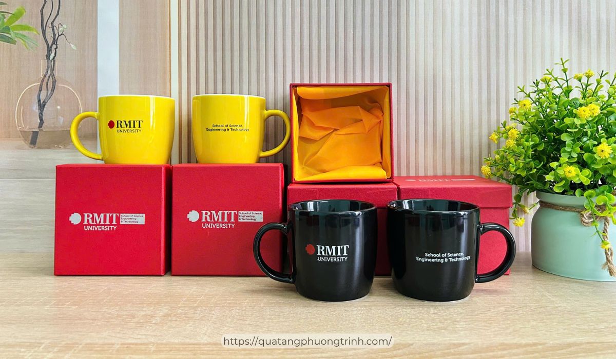 Cốc sứ in logo thương hiệu - Mẫu ly sứ in logo quà tặng 20/10 có tại Quà tặng Phương Trinh