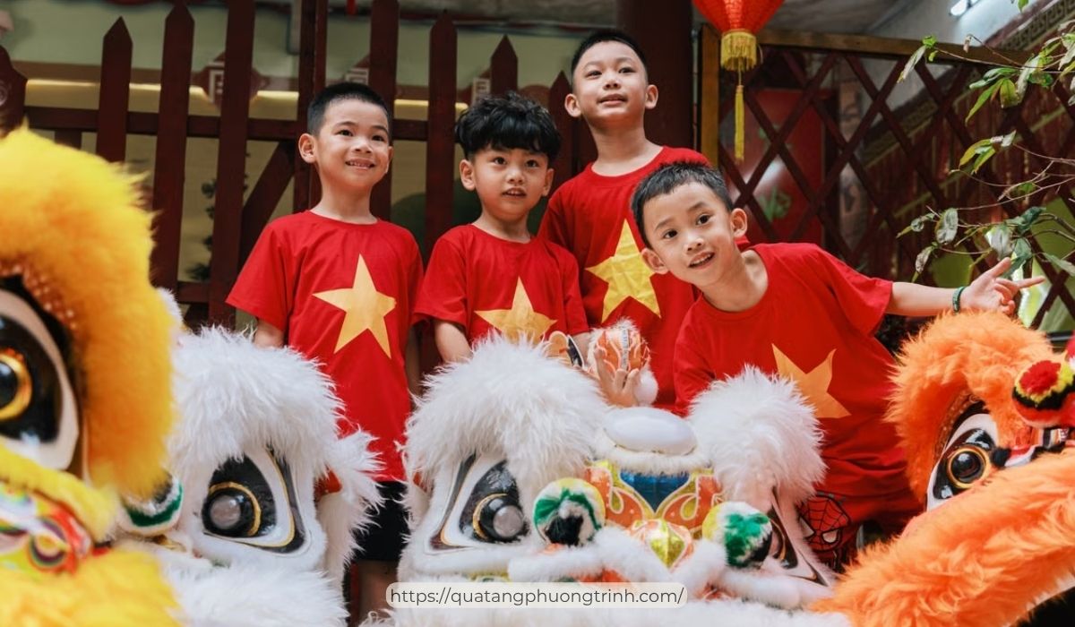 Món quà mỗi dịp Trung Thu tặng cho trẻ là cách để trẻ cảm nhận sự yêu thương từ gia đình và mọi người