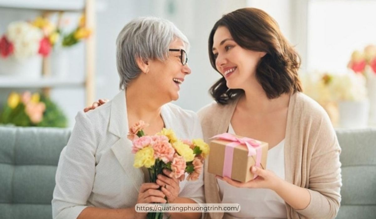 Quà tặng bà nhân ngày Phụ nữ Việt Nam 20/10 - cách để bạn thể hiện tình yêu thương của mình đến bà