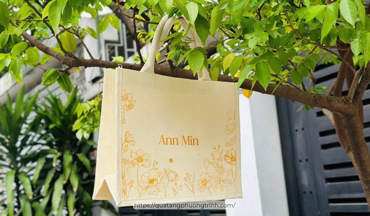 Túi xách linen in tên riêng theo yêu cầu - 1 sản phẩm thiết kế bởi đội ngũ Quà tặng Phương Trinh