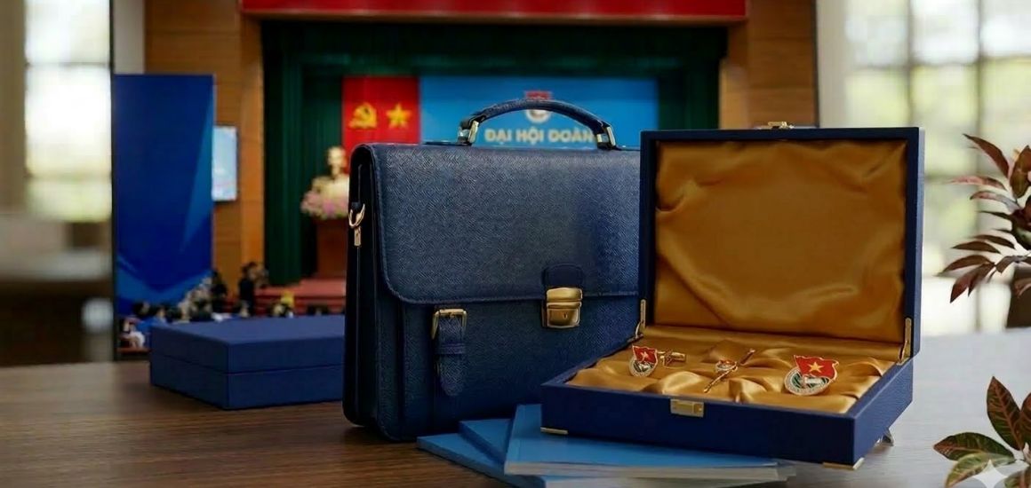 Quà tặng đại hội đoàn đóng gói hộp xi lót lụa cao cấp