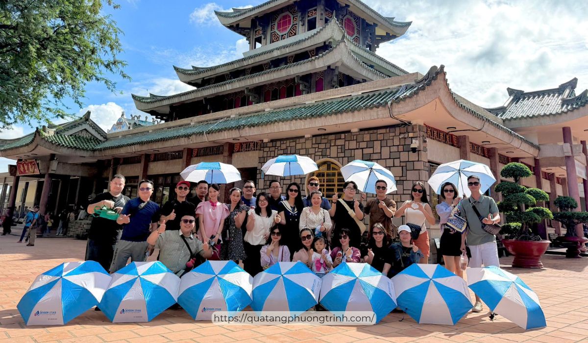 Công ty lữ hành chọn Dù cầm tay làm quà tặng du lịch khách hàng vì liên kết được nhu cầu cần sử dụng của khách với chuyến đi