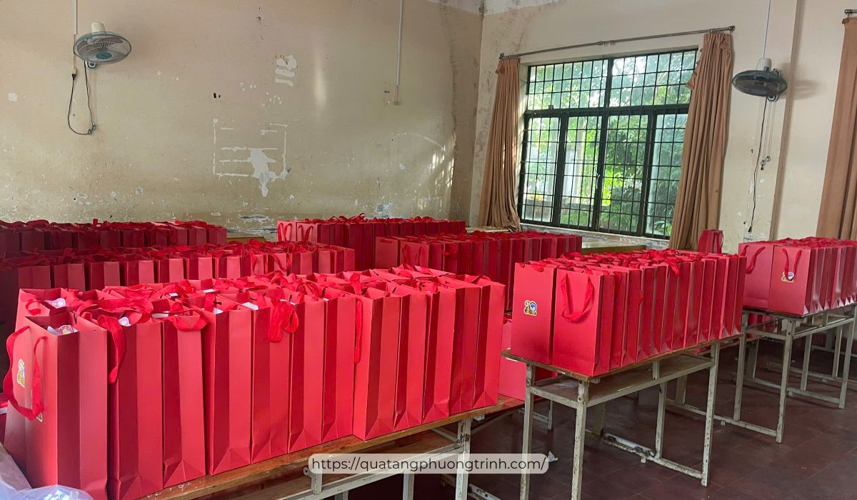 Những món quà lưu giữ kỷ niệm được chuẩn bị thật chu đáo cho mỗi người học sinh trong cuộc hội ngộ 20 năm đầy cảm xúc