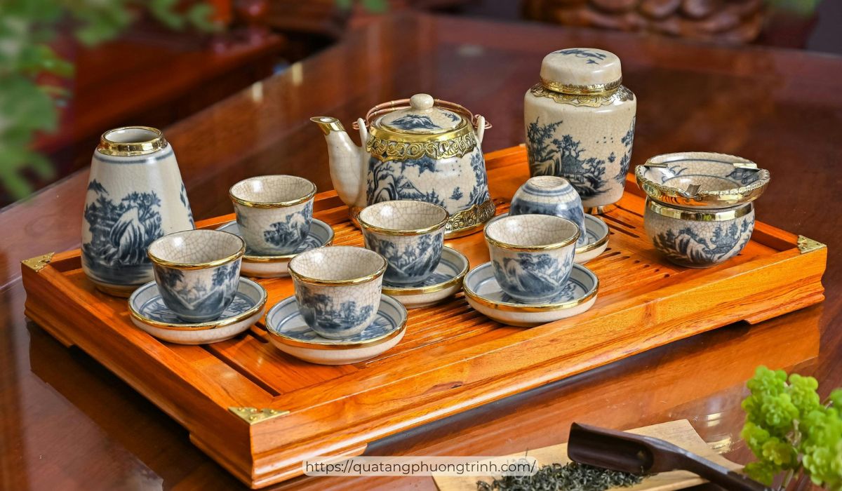 Một vài mẫu ấm trà gốm sứ cao cấp tại Quà tặng Phương Trinh dành cho ngày khai trương phòng khám