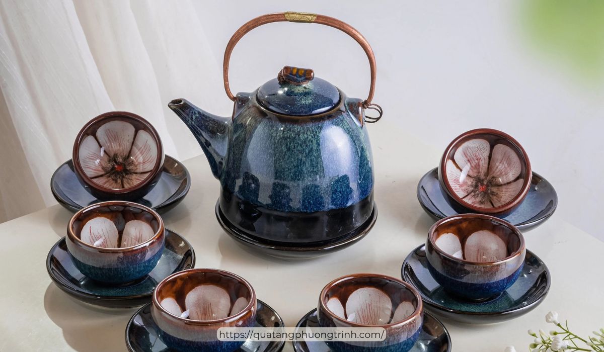 Một vài mẫu ấm trà gốm sứ cao cấp tại Quà tặng Phương Trinh dành cho ngày khai trương phòng khám