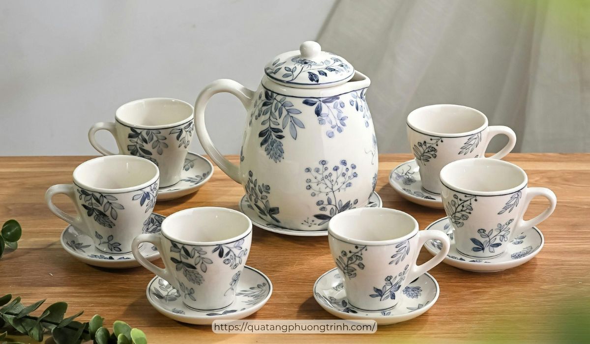 Một vài mẫu ấm trà gốm sứ cao cấp tại Quà tặng Phương Trinh dành cho ngày khai trương phòng khám