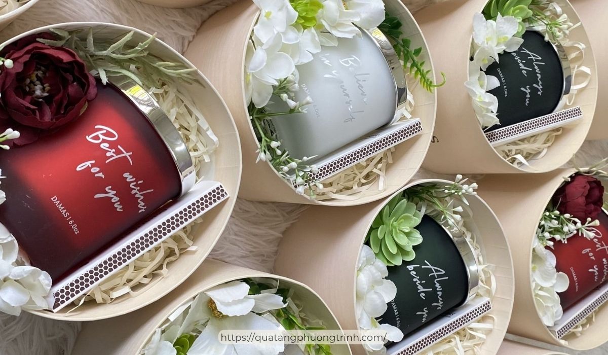 Hộp quà nến thơm kèm hoa lụa decor tone-sur-tone mừng khai trương mà Quà tặng Phương Trinh từng cung cấp