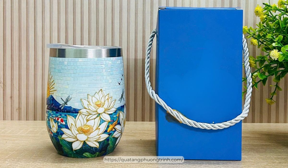 Set quà ly giữ nhiệt in tên tặng mẹ chồng nhân ngày 20/10 giúp nàng dâu ghi ngay 10 điểm nhờ sự tinh tế