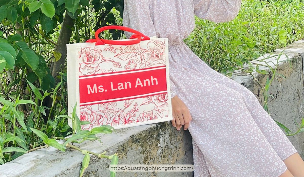 Túi linen in tên sếp theo yêu cầu vừa mộc mạc vừa độc bản dành tặng nhân ngày 20/10