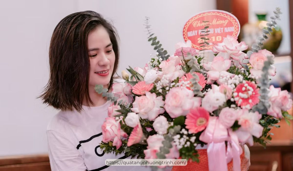 Hoa tươi luôn là quà tặng mà bất cứ chị em phụ nữ nào cũng yêu thích khi được tặng