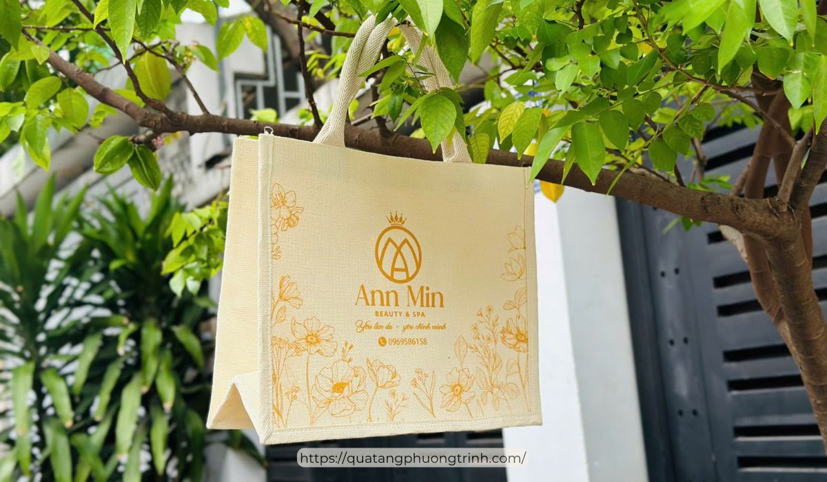 Mẫu túi linen quà tặng 20/10 được chụp từ mẫu thật do chính Quà tặng Phương Trinh thực hiện