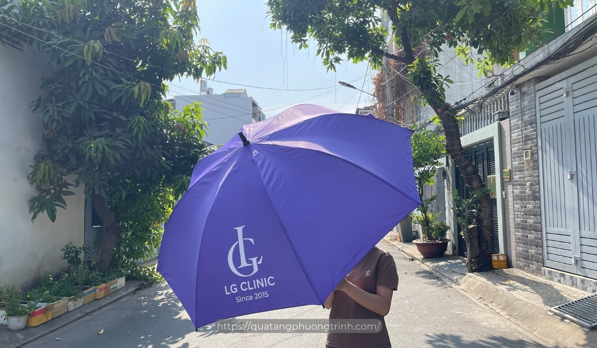 Dù cầm tay in logo làm quà tặng thẩm mỹ viện cao cấp