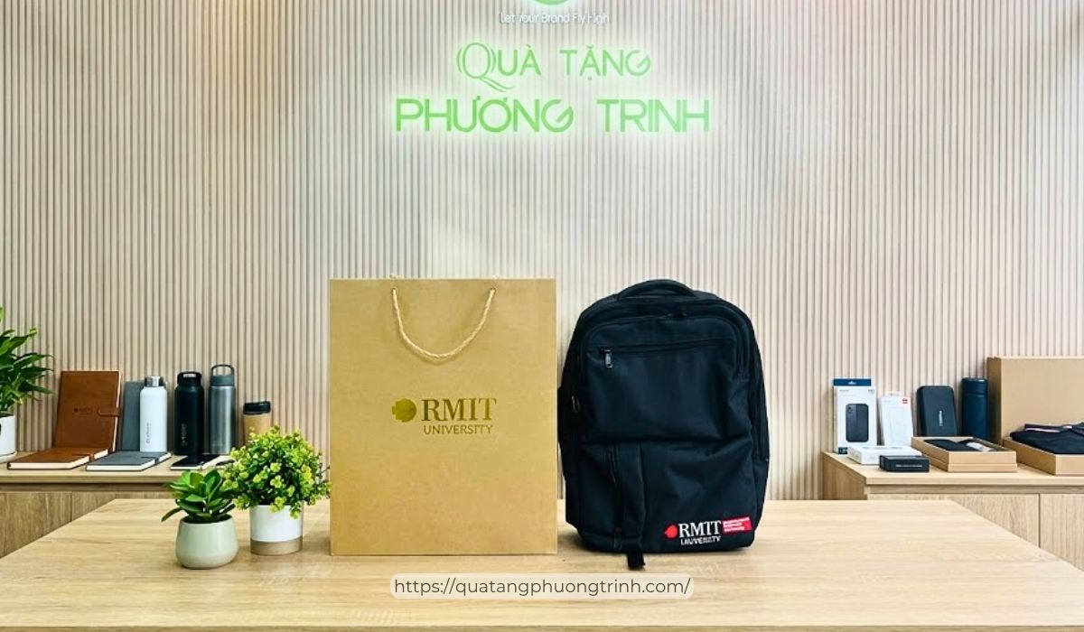 Vẫn chiếc túi giấy ấy nhưng trong lần quay trở lại của khách hàng với Quà tặng Phương Trinh