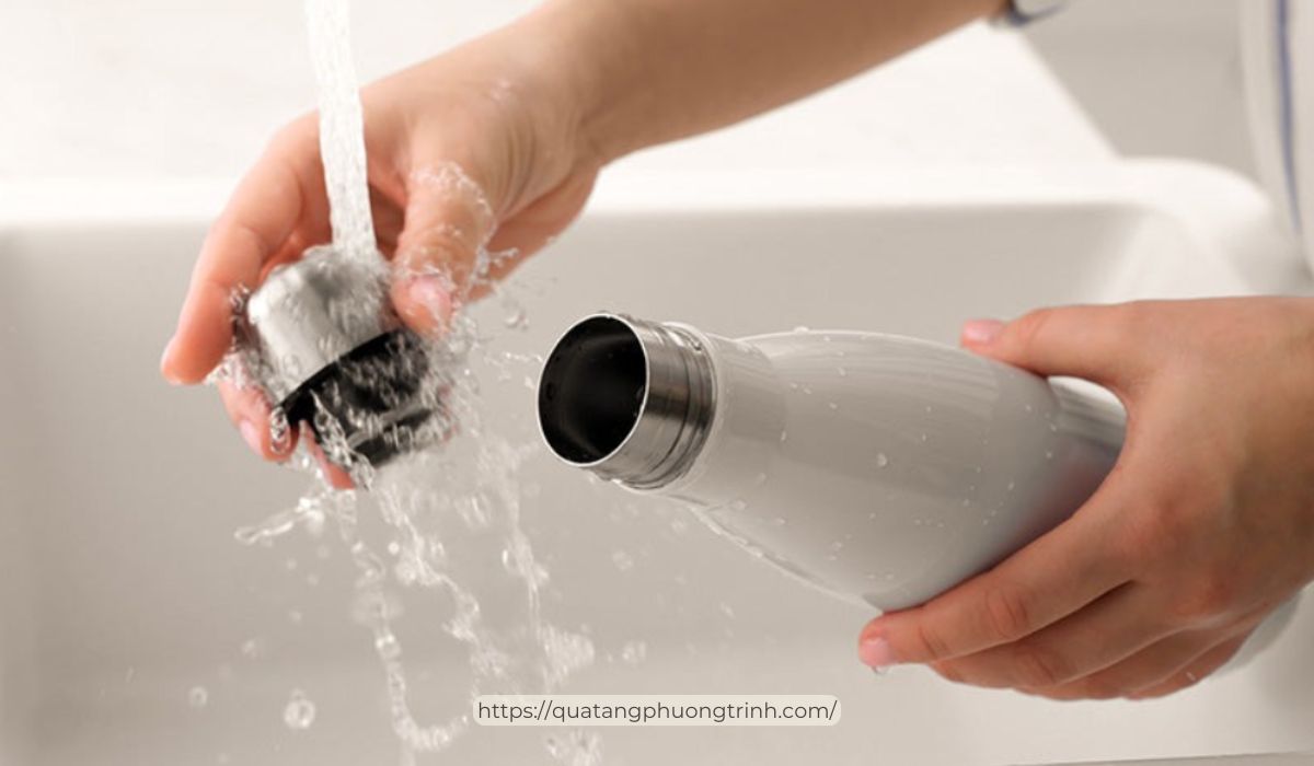 Ưu tiên chọn các bình giữ nhiệt có phần nắp vặn dễ dàng tháo rời và vệ sinh
