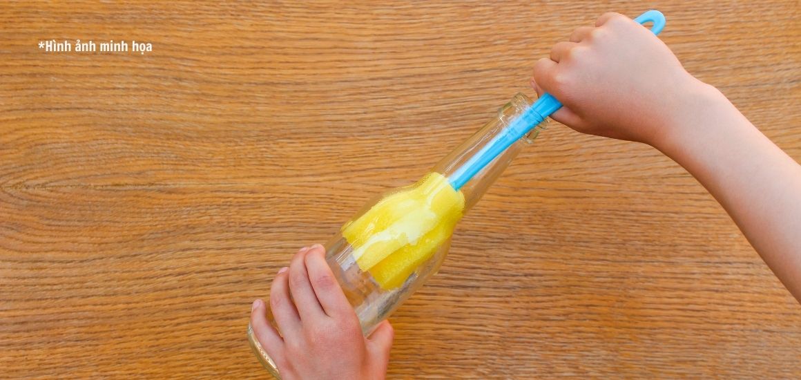 Dùng cọ mút mềm về sinh lòng bình inox 304 đúng cách