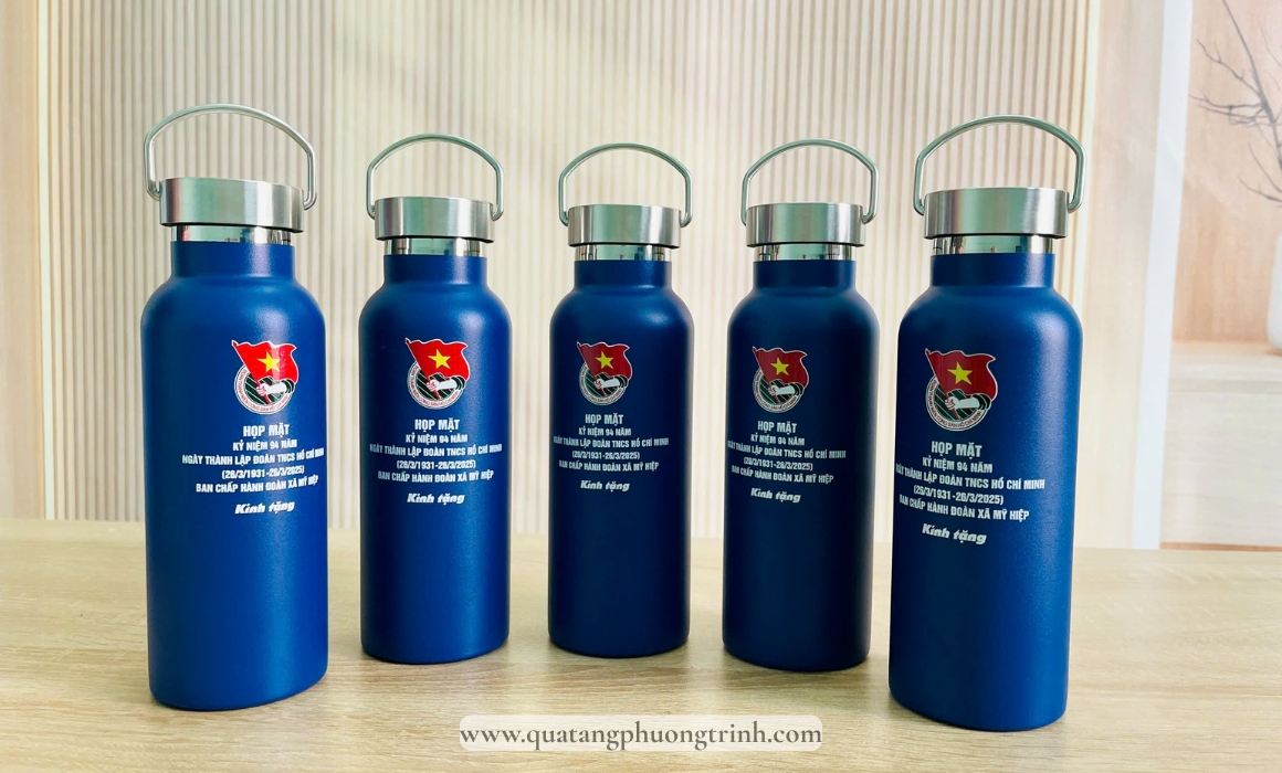 Bình giữ nhiệt in logo thường được chọn làm quà cho nhân viên
