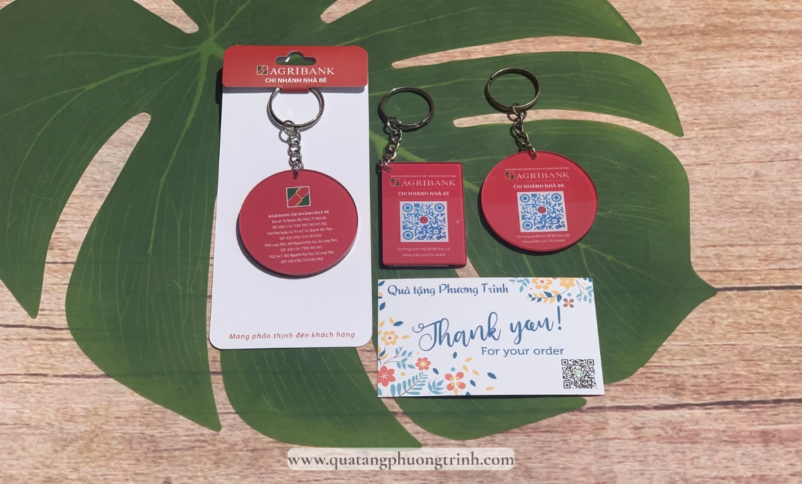 Sản phẩm quà tặng móc khóa kèm mã QR của doanh nghiệp